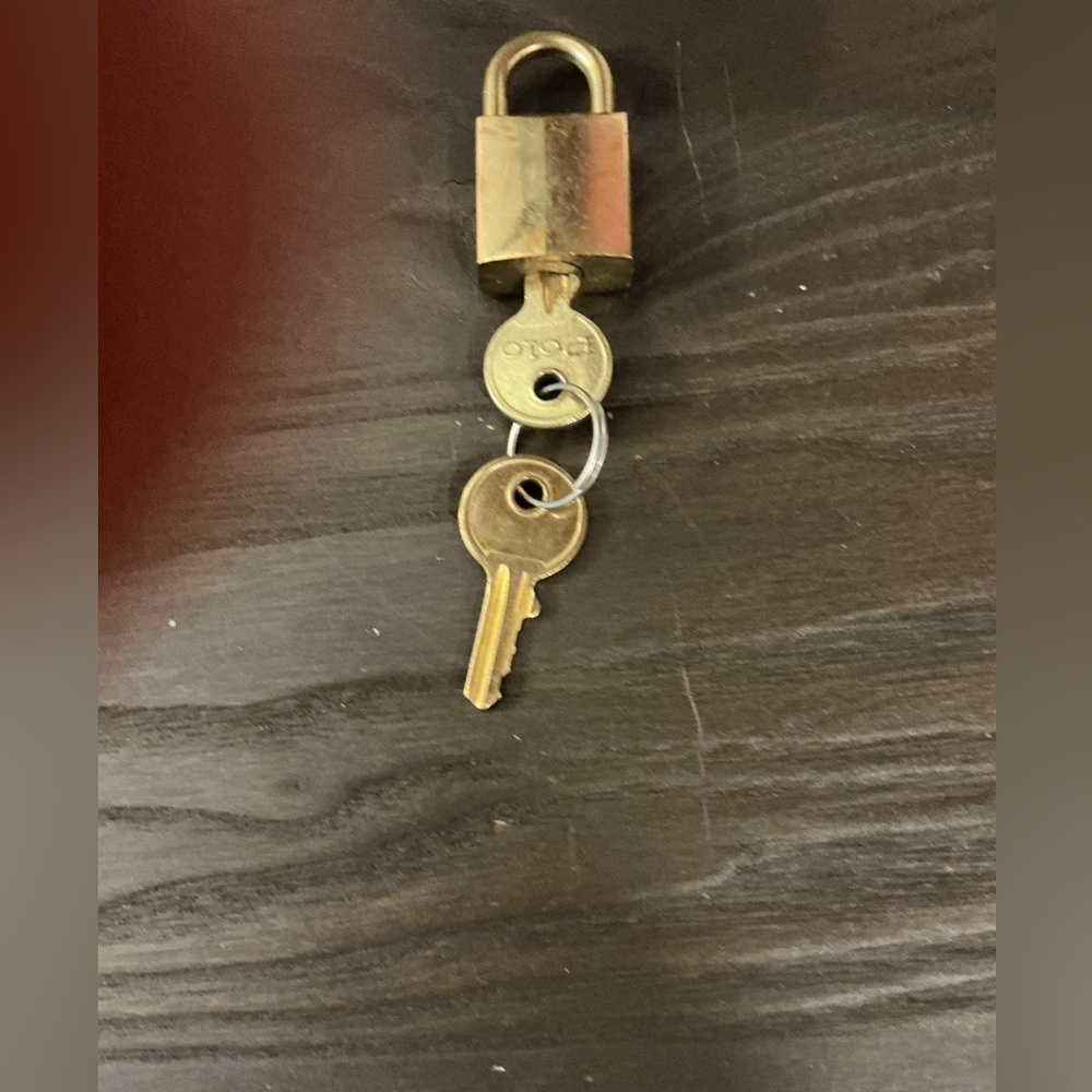 Vintage POLO RALPH LAUREN Gold Toned Padlock with Polo Logo Two Keys Collectible - Picture 5 of 6